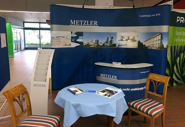 Messestand - TravelStand PRO Curved - B. Metzler seel Sohn & Co KGaA Messestand - TravelStand PRO Curved - B. Metzler seel Sohn & Co KGaA